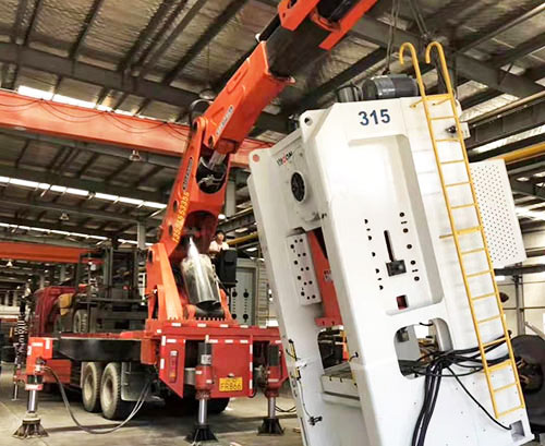 硚口附近随车吊出租，轻松解决运输难题