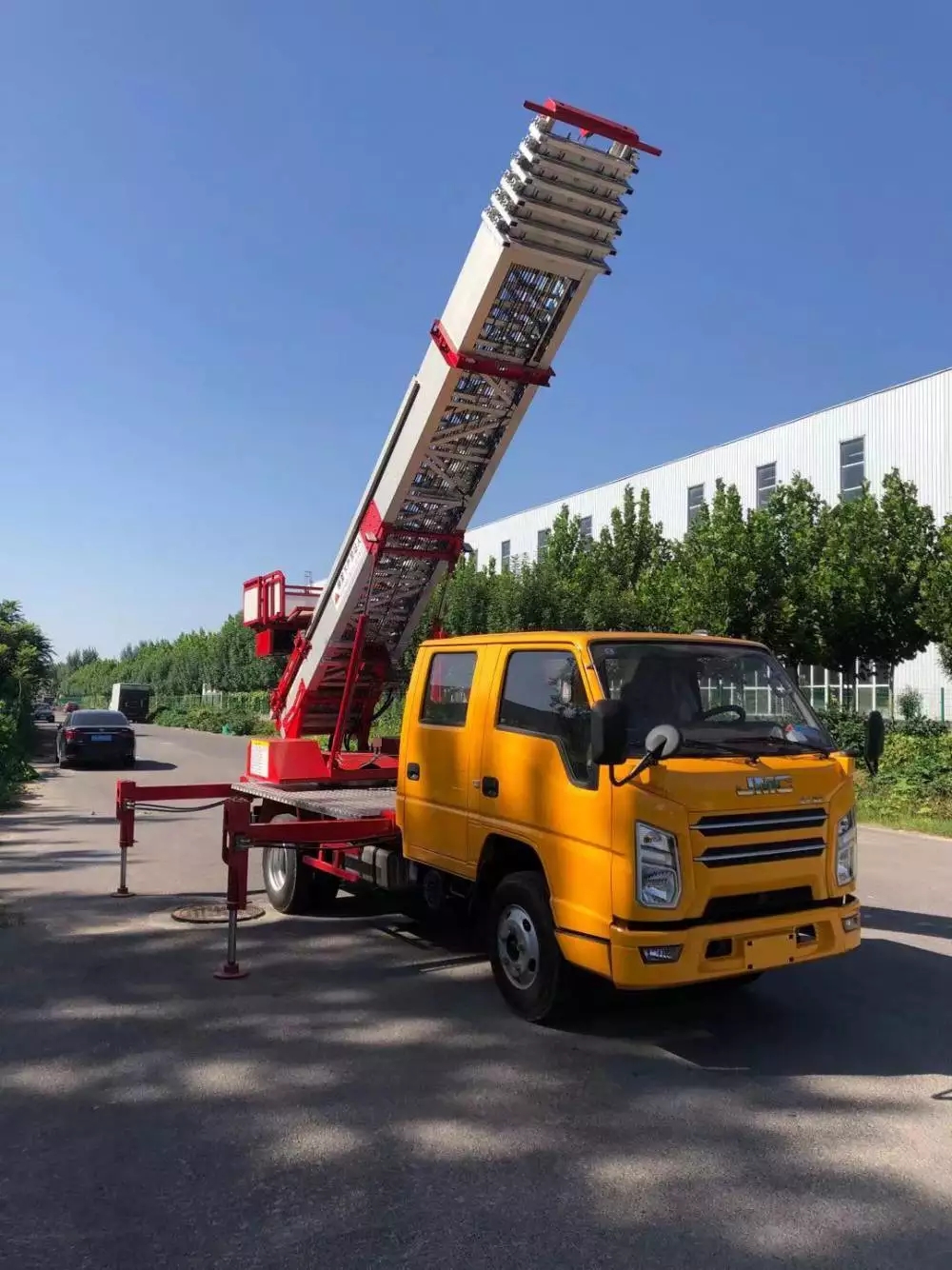 硚口附近的云梯车出租服务：轻松解决高空作业需求